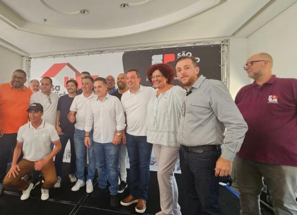 Entrega de matrículas para moradores Jardim Belizario em Cotia, SP