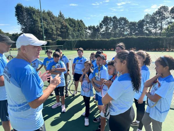 Alunos de projeto social Pratique Tênis participam de torneio na ACTB, em prol do GRAACC