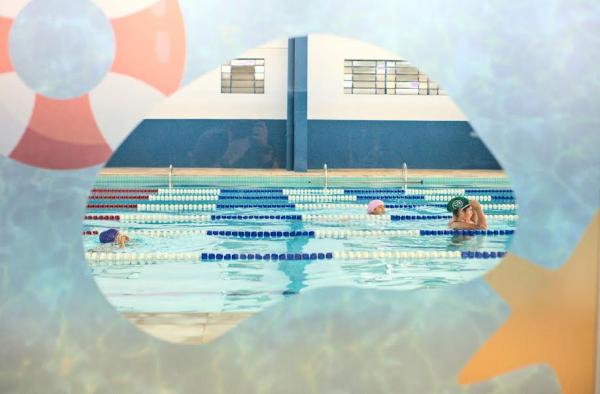 Prefeitura de Cotia retoma projeto Acqua, que oferece aulas de natação e hidroginástica