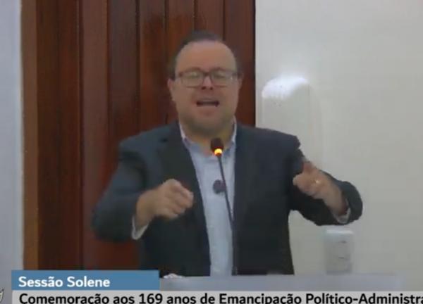 Em discurso de aproximadamente 40 minutos, Formiga se emociona na Câmara Municipal 