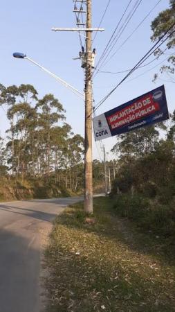 Programa de iluminação pública está beneficiando dezenas de bairros