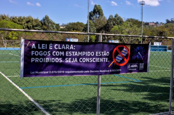 Fogos de artifício com estampido são proibidos em Cotia. Prefeitura lança ação de conscientização