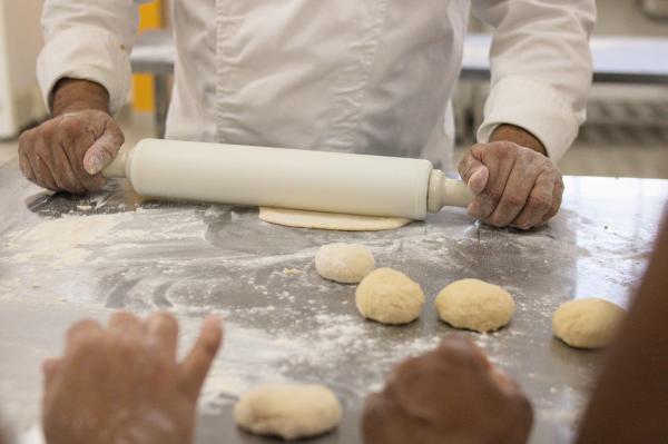  Cotia tem inscrições abertas para cursos de salgadaria, confeitaria e panificação