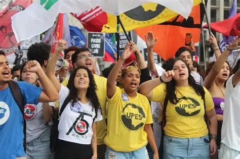 Estudantes ocupam sede da Secretaria da Educação de SP em protesto contra políticas do governo estadual