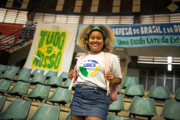 Conheça Roberta Pontes, a nova presidenta da UBES que será a inimiga número 1 do autoritarismo nas escolas