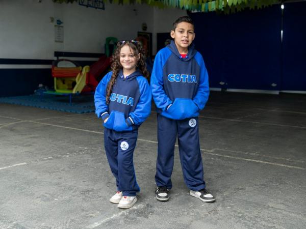 Uniformes escolares começam a ser entregues para alunos da rede municipal de Cotia