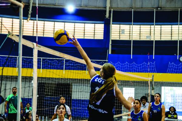 Welington Formiga assina termo de cooperação para ampliar aulas gratuitas de vôlei em Cotia