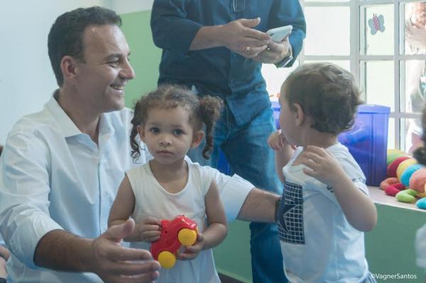 Prefeito Rogério Franco entrega nova sede do CE de Cotia