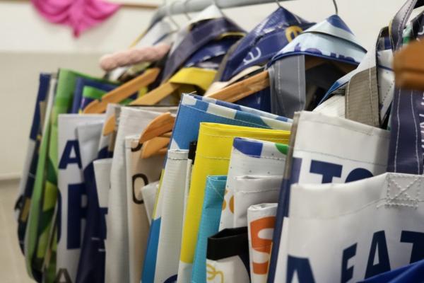 Sustentabilidade e empreendedorismo: oficina de costura transforma lonas publicitárias em sacolas