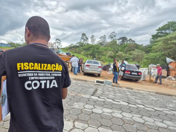 Prefeitura interdita ferro-velho clandestino em ocupação irregular no Jardim Arco-Íris
