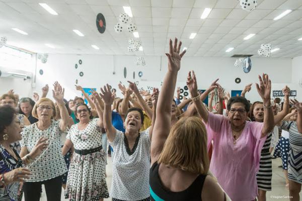 Baile temático “Anos 60” encerra a Semana do Idoso em Cotia