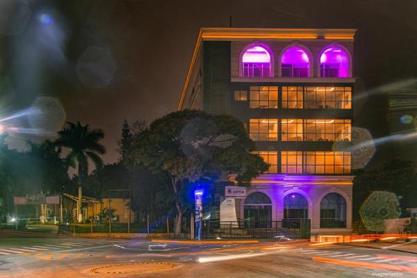 Prefeitura de Cotia ilumina espaços públicos em apoio ao Outubro Rosa