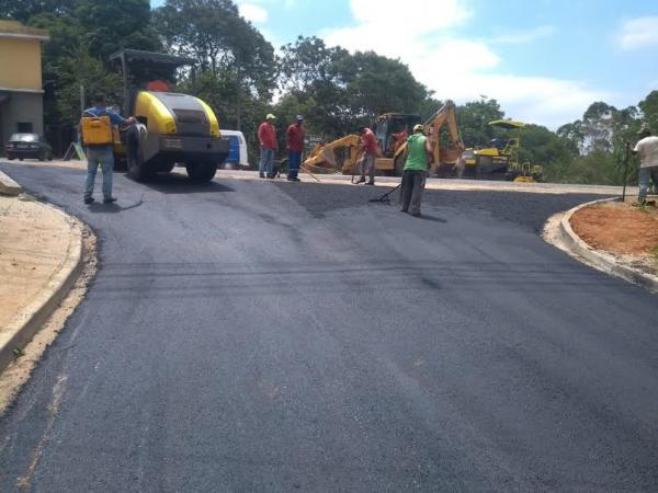 Prefeitura realiza a pavimentação asfáltica em ruas do Apache, em Caucaia