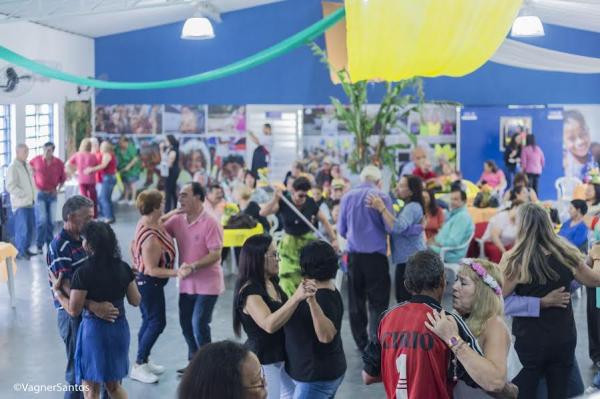 Baile do Hawaii foi o tema da festa da Melhor Idade,, no FS de Caucaia
