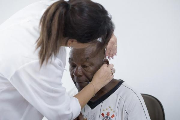 Prefeitura de Cotia entrega aparelhos auditivos por meio do projeto Além do Som