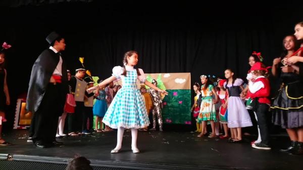 Público lota apresentação dos formandos do curso de iniciação teatral