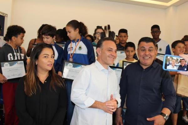 Alunos de escolas municipais de Cotia recebem certificado por desempenho em olimpíadas escolares   