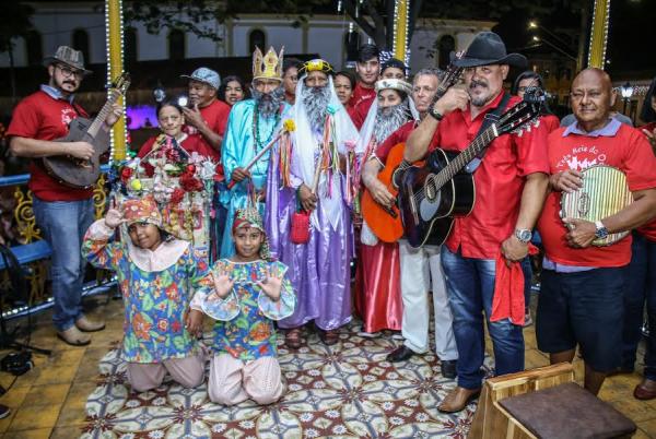 Tradicional Folia de Reis de Santana de Parnaíba emociona moradores e turistas no Centro Histórico   