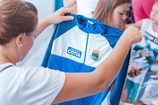 Em Cotia, alunos voltam às aulas com uniforme e material escolar entregues pela Prefeitura