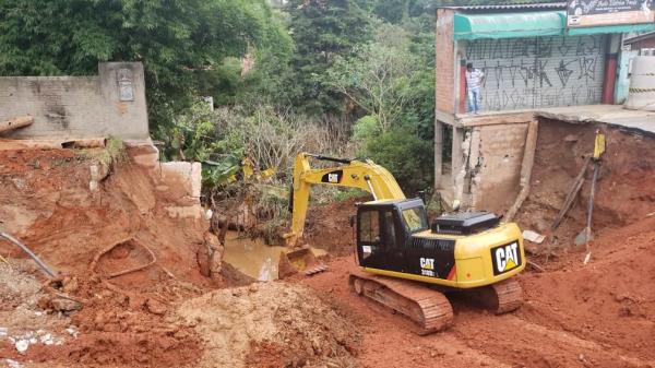 Em andamento a obra de recuperação do trecho da Rua Nelson Ranieri que cedeu por conta da forte chuva