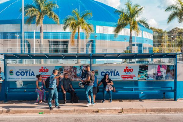 Prefeitura de Cotia iniciou a instalação de centenas de novos abrigos de ônibus