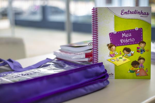 Cotia começa a distribuir material para alunos estudarem de casa, durante a pandemia