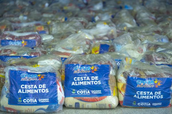 Centenas de famílias carentes estão sendo beneficiadas com cestas de alimentos