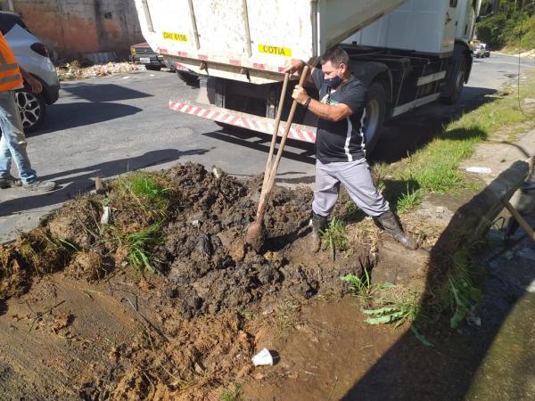 Serviços de prevenção de enchentes e alagamentos não param em Cotia