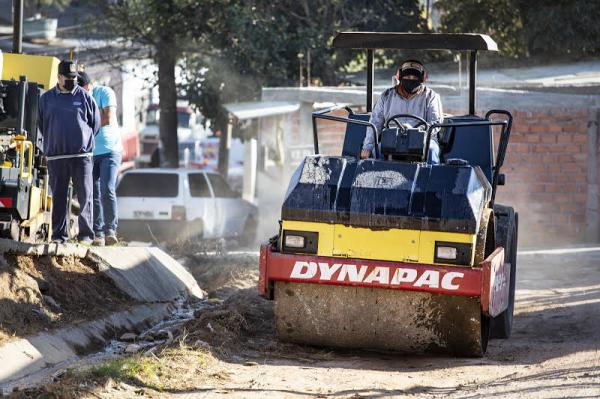 “Asfalto Novo” beneficia ruas do bairro Parque Rizzo