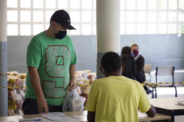 Alunos da rede municipal recebem o kit merenda e o material estruturado para os 3º e 4º bimestres