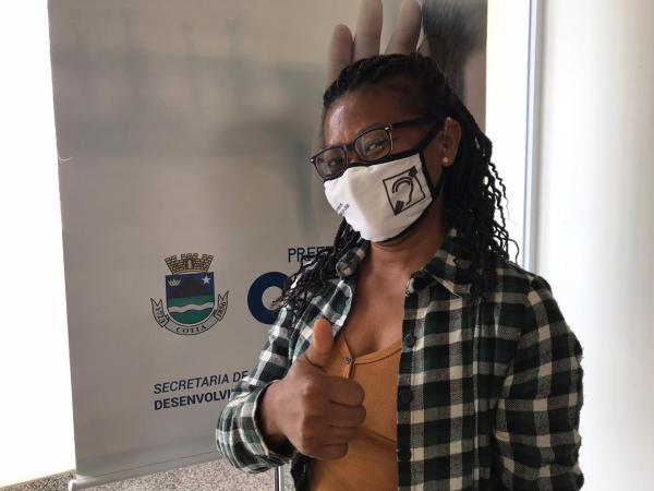 Moradores de Cotia recebem aparelhos auditivo do “Além do Som”