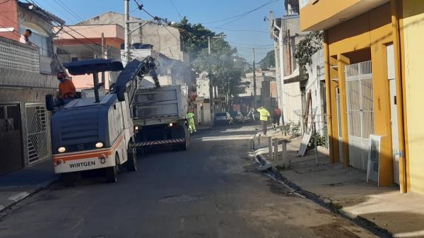 “Asfalto Novo” beneficia mais ruas de Cotia melhorando a infraestrutura viária