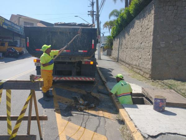 Prefeitura executa serviços de limpeza, roçagem, desobstrução de galerias e zeladoria