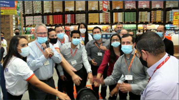 Rede atacadista e cooperativa de crédito abrem as portas em Cotia