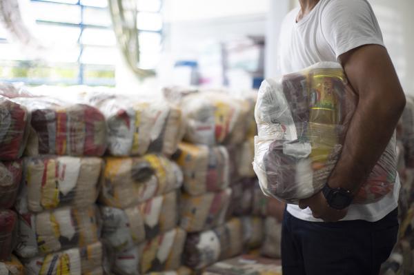 Milhares de cestas de alimentos são entregues no kit merenda aos alunos da rede