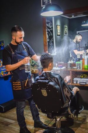 Jovens inovam em barbearias visando atrair clientela