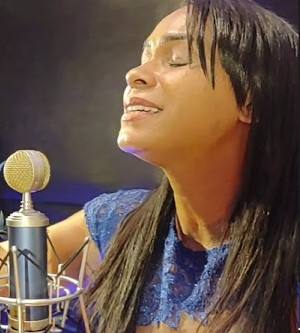 Cantora Shirley Alves abre ciclo de pregações na 