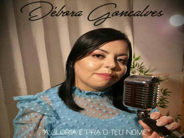 Cantora Débora Gonçalves conta um pouco sobre sua vida e carreira