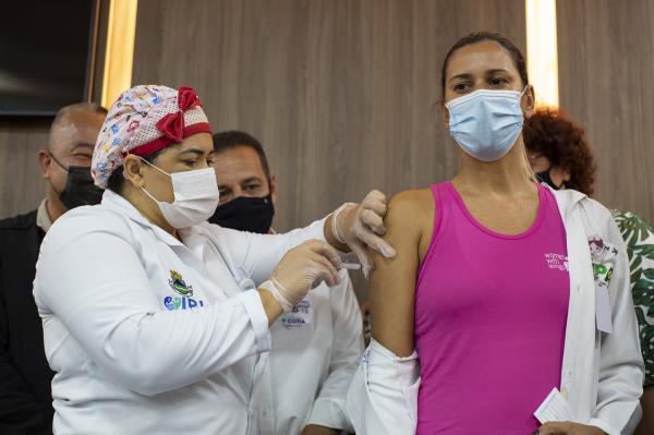Idosos que vivem em ILP’s de Cotia são vacinados contra a Covid-19