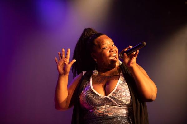 “Amor ao Rap, Hip Hop 10 anos” estreia no dia 29  com shows lives da artista Amanda NegraSim