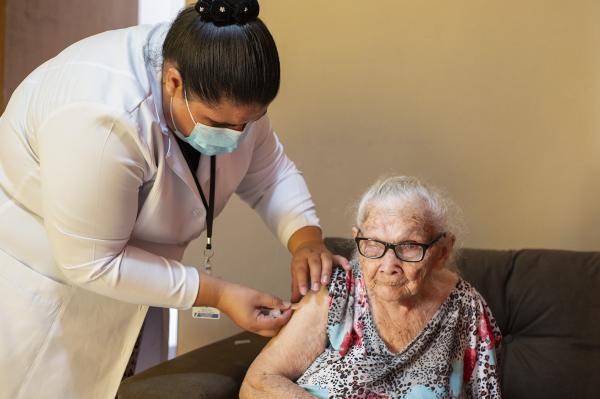 Cotia vacinou mais de 6 mil pessoas contra a Covid-19 e iniciou atendimento aos pacientes acamados