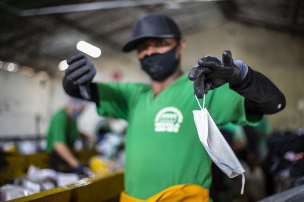 Perigo: Cooperativa registra aumento de máscaras e luvas no material reciclável
