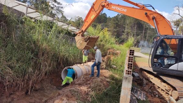Mesmo no período de estiagem, Prefeitura executa manutenção e limpeza preventivas contra enchentes