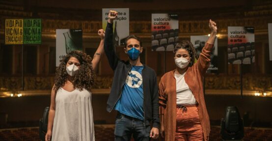 Abertura da 12ª Bienal foi ato de celebração do povo no Theatro Municipal