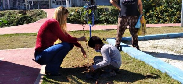 Quase 40 árvores são plantadas no novo parque linear do Jd. Rosemary