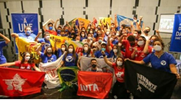 UNE entrega carta aos Poderes com reivindicações durante posse simbólica