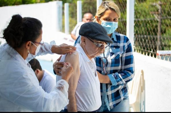 Cotia realiza a aplicação da dose adicional contra a Covid-19 em idosos de ILPI’s, 80+ e em pessoas com alto grau de imunossupressão