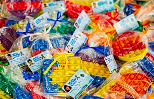 Dia das crianças: Fundo Social está entregando ‘pop it’ para crianças autistas cadastradas na CIPTEA