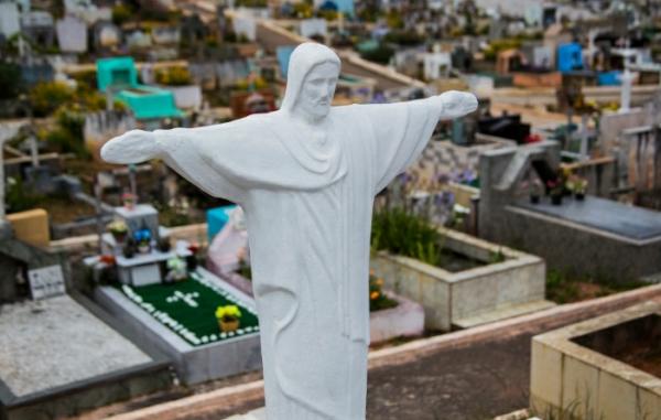 Dia de Finados: visitantes de cemitérios devem ficar atentos aos protocolos contra a Covid e arboviroses