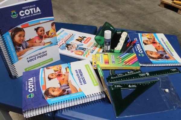 Prefeitura inicia a entrega do material escolar para os alunos da rede municipal